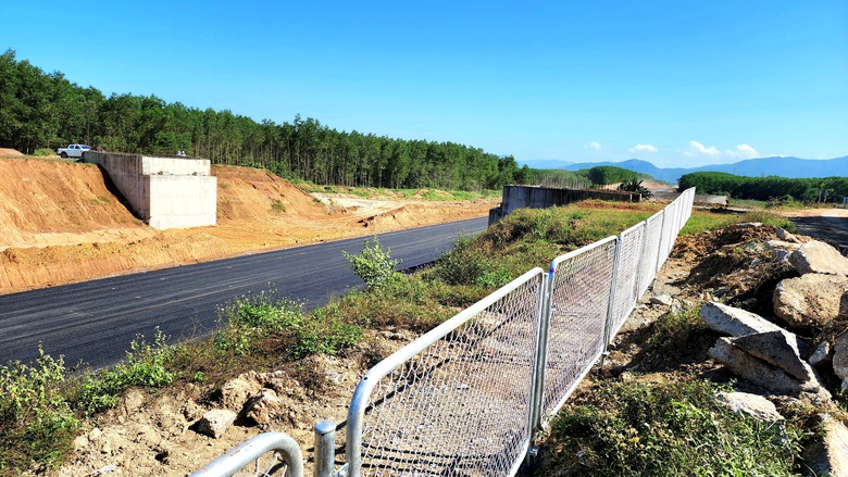 Tăng cường thi c&ocirc;ng r&agrave;o chắn dọc cao tốc Quảng Ng&atilde;i - Ho&agrave;i Nhơn- Ảnh 11.