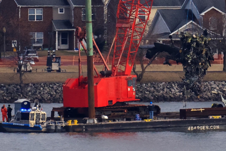 Hạ viện Mỹ điều tra vụ trực thăng quân sự đâm máy bay chở khách- Ảnh 1. Hạ viện Mỹ điều tra vụ trực thăng quân sự đâm máy bay chở khách- Ảnh 1.