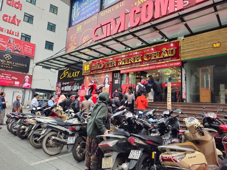 Gi&aacute; v&agrave;ng vọt l&ecirc;n mức cao nhất mọi thời đại, người d&acirc;n &ugrave;n &ugrave;n xếp h&agrave;ng giao dịch- Ảnh 1.