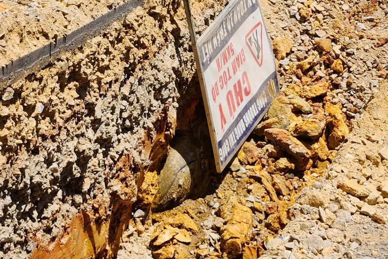 Phong tỏa nhiều tuyến đường vì phát hiện vật nghi bom dưới lòng đất- Ảnh 1. Phong tỏa nhiều tuyến đường vì phát hiện vật nghi bom dưới lòng đất- Ảnh 1.