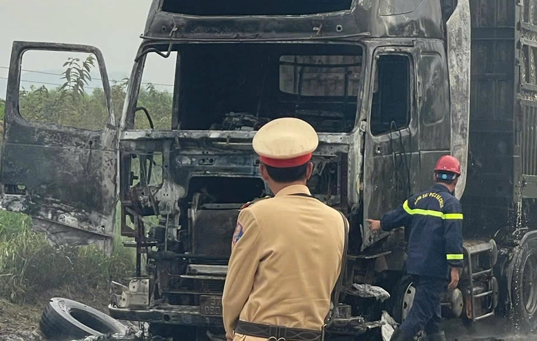 Xe container đang chạy tr&ecirc;n đường Hồ Ch&iacute; Minh bất ngờ bốc ch&aacute;y dữ dội- Ảnh 2.