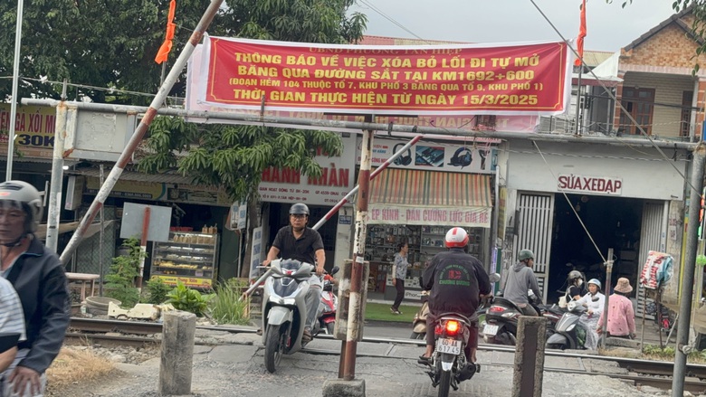 Bắt đầu x&oacute;a lối đi tự mở ngang đường sắt qua Bi&ecirc;n H&ograve;a- Ảnh 2.