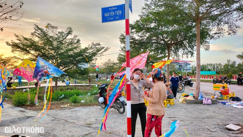 Hiểm họa từ việc thả diều trong khu d&acirc;n cư ở Bạc Li&ecirc;u- Ảnh 2.