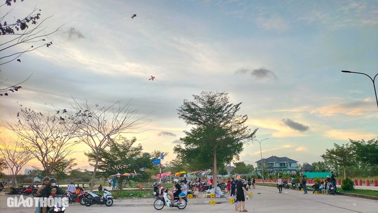 Hiểm họa từ việc thả diều trong khu d&acirc;n cư ở Bạc Li&ecirc;u- Ảnh 1.