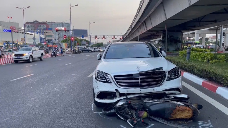 Nữ t&agrave;i xế xe Mercedes t&ocirc;ng tr&uacute;ng nhiều xe m&aacute;y đang chờ đ&egrave;n đỏ- Ảnh 1.