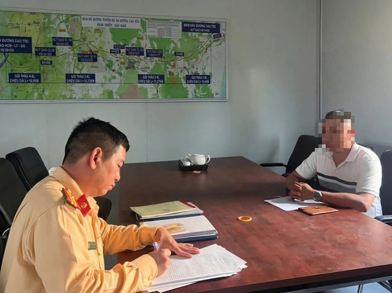 Xử phạt t&agrave;i xế xe kh&aacute;ch vượt ẩu, &eacute;p xe con tr&ecirc;n cao tốc Phan Thiết - Dầu Gi&acirc;y- Ảnh 1.