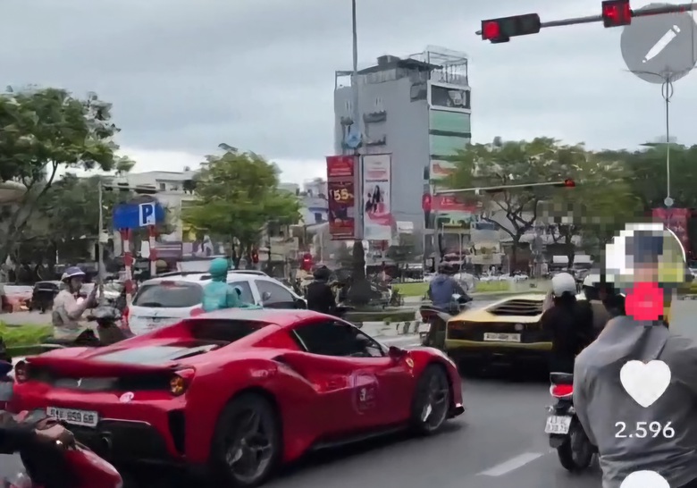 Truy t&igrave;m d&agrave;n si&ecirc;u xe ngang nhi&ecirc;n vượt đ&egrave;n đỏ ở Đ&agrave; Nẵng- Ảnh 1.