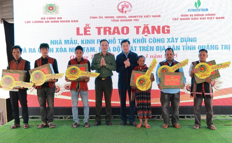 Bộ C&ocirc;ng an khởi c&ocirc;ng x&acirc;y dựng nh&agrave; ở cho người ngh&egrave;o tại Quảng Trị- Ảnh 2.