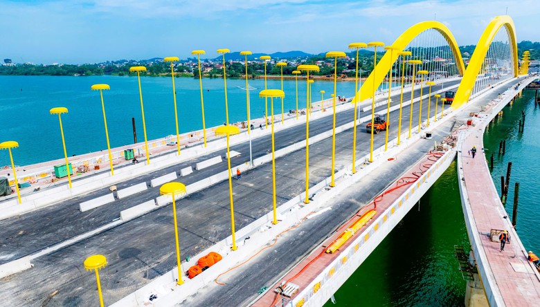Cận cảnh cầu v&ograve;m th&eacute;p c&oacute; hệ thống chiếu s&aacute;ng &ldquo;lọng v&agrave;ng cung đ&igrave;nh&rdquo; sắp th&ocirc;ng xe- Ảnh 1.
