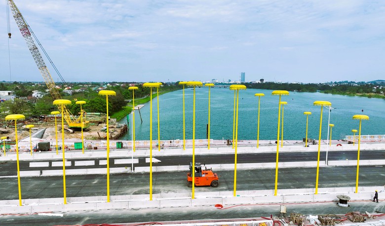 Cận cảnh cầu v&ograve;m th&eacute;p c&oacute; hệ thống chiếu s&aacute;ng &ldquo;lọng v&agrave;ng cung đ&igrave;nh&rdquo; sắp th&ocirc;ng xe- Ảnh 10.
