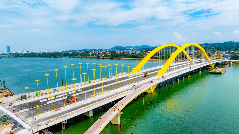 Cận cảnh cầu v&ograve;m th&eacute;p c&oacute; hệ thống chiếu s&aacute;ng &ldquo;lọng v&agrave;ng cung đ&igrave;nh&rdquo; sắp th&ocirc;ng xe- Ảnh 5.