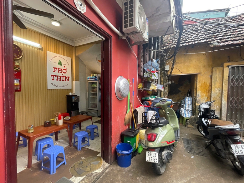 Mong mỏi của người dân quanh hồ Gươm diện di dời- Ảnh 1. Mong mỏi của người dân quanh hồ Gươm diện di dời- Ảnh 1.