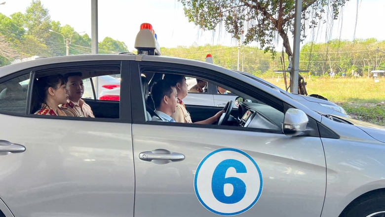 Khi n&agrave;o cảnh s&aacute;t giao th&ocirc;ng s&aacute;t hạch bằng l&aacute;i xe?- Ảnh 2.