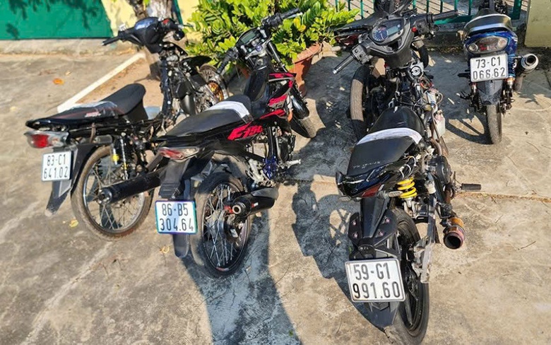 CSGT B&igrave;nh Thuận v&acirc;y bắt nh&oacute;m qu&aacute;i xế chạy xe lạng l&aacute;ch v&agrave;o rạng s&aacute;ng