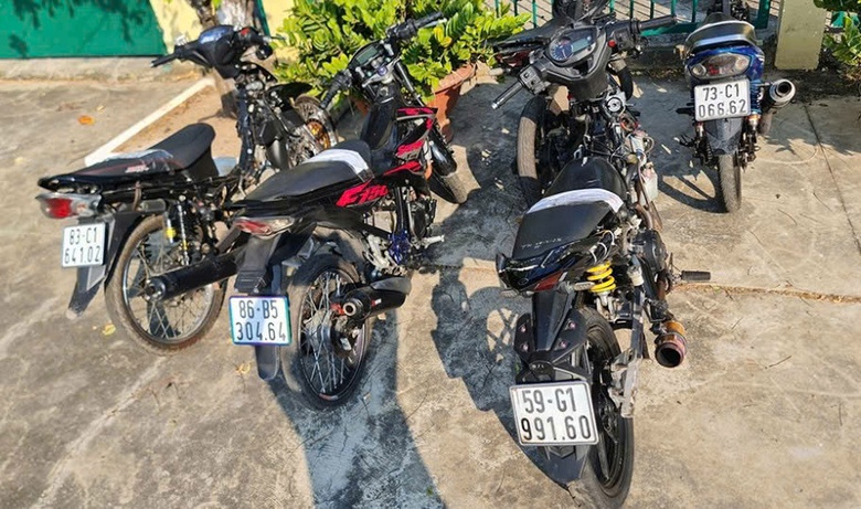 CSGT B&igrave;nh Thuận v&acirc;y bắt nh&oacute;m qu&aacute;i xế chạy xe lạng l&aacute;ch v&agrave;o rạng s&aacute;ng- Ảnh 1.