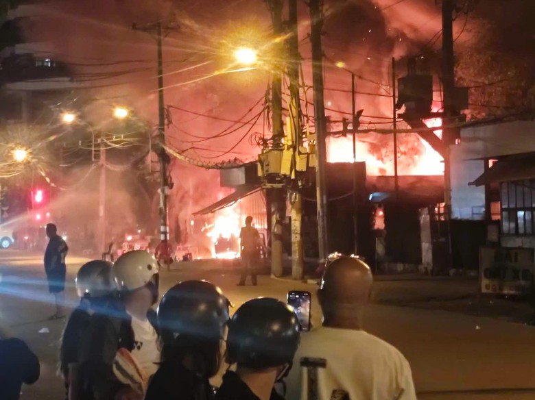 TP.HCM: Cháy chợ Thanh Đa, nhiều ki ốt đổ sập- Ảnh 1. TP.HCM: Cháy chợ Thanh Đa, nhiều ki ốt đổ sập- Ảnh 1.