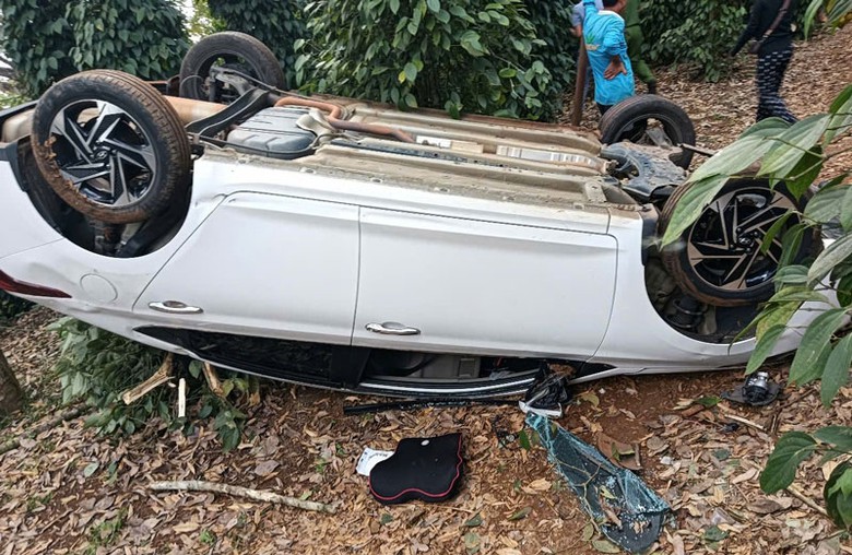 Xe &ocirc; t&ocirc; lật ngửa nghi do bị rượt đuổi.