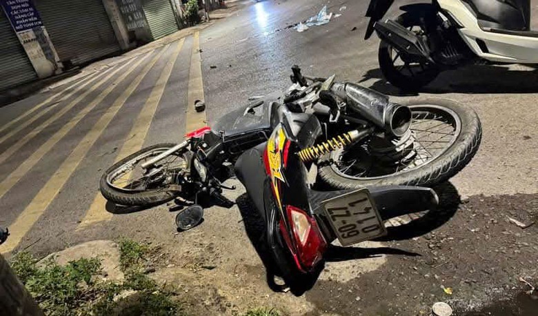 Chiếc xe m&aacute;y tại hiện trường vụ tai nạn.