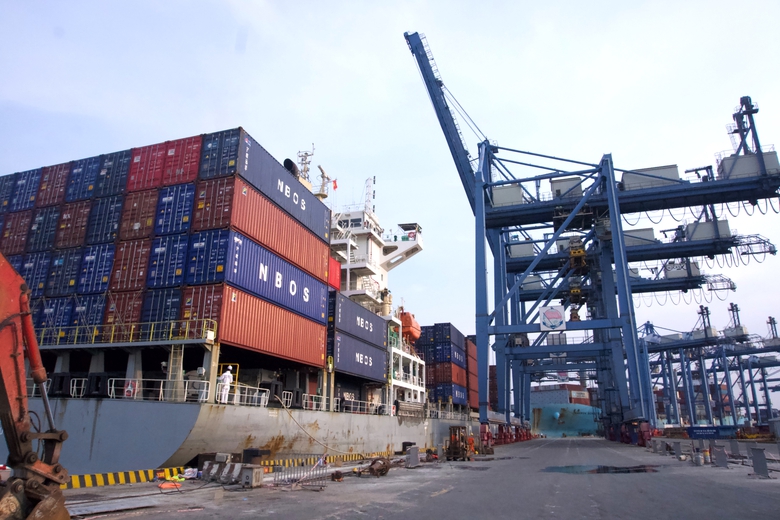 Hơn 135 triệu tấn h&agrave;ng th&ocirc;ng qua cảng biển trong 2 th&aacute;ng- Ảnh 1.