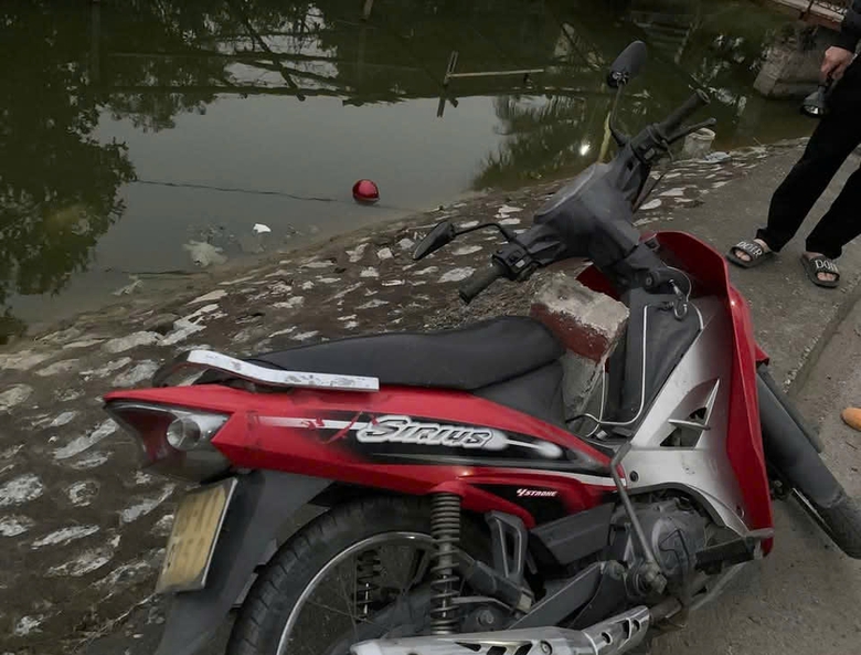 T&igrave;m thấy người đ&agrave;n &ocirc;ng tử vong nhờ chiếc xe m&aacute;y đổ v&agrave; mũ bảo hiểm nổi dưới mương- Ảnh 1.