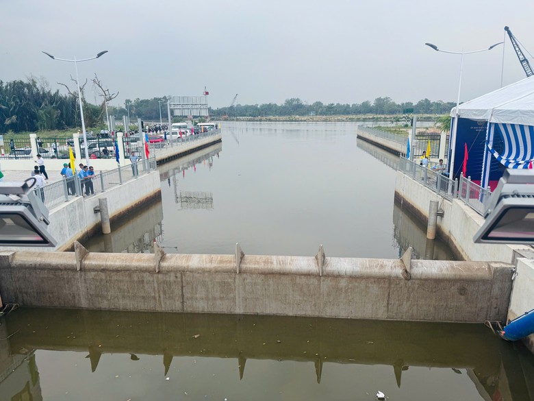 Vận h&agrave;nh cống ngăn triều gần 240 tỷ đồng chống ngập ph&iacute;a T&acirc;y TP.HCM- Ảnh 2.