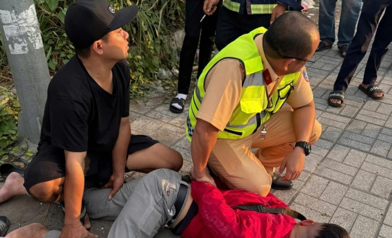 Cảnh s&aacute;t truy đuổi khống chế đối tượng cướp giật điện thoại tr&ecirc;n phố- Ảnh 1.