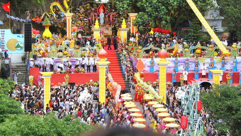 Hàng nghìn người dự lễ vía Đức Bồ Tát Quán Thế Âm tại Đà Nẵng- Ảnh 1. Hàng nghìn người dự lễ vía Đức Bồ Tát Quán Thế Âm tại Đà Nẵng- Ảnh 1.