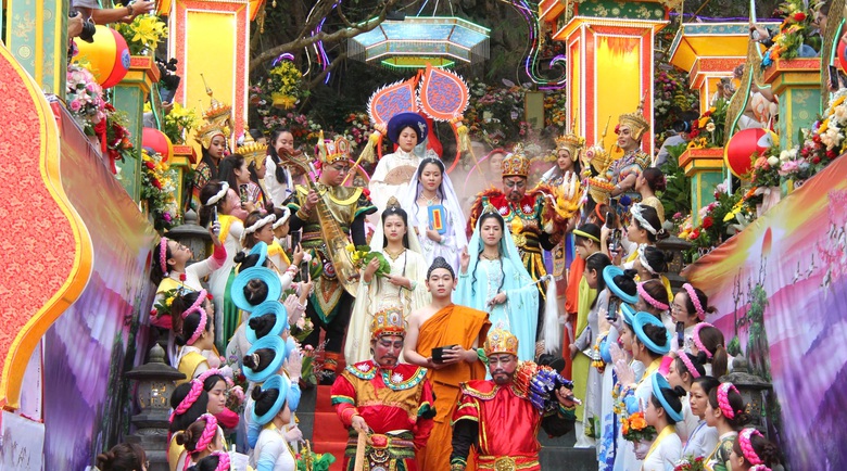 Hàng nghìn người dự lễ vía Đức Bồ Tát Quán Thế Âm tại Đà Nẵng- Ảnh 2. Hàng nghìn người dự lễ vía Đức Bồ Tát Quán Thế Âm tại Đà Nẵng- Ảnh 2.