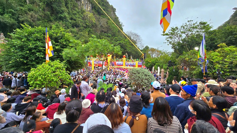 Hàng nghìn người dự lễ vía Đức Bồ Tát Quán Thế Âm tại Đà Nẵng- Ảnh 5. Hàng nghìn người dự lễ vía Đức Bồ Tát Quán Thế Âm tại Đà Nẵng- Ảnh 5.