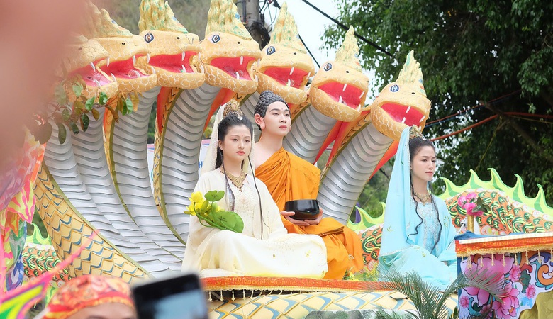 Hàng nghìn người dự lễ vía Đức Bồ Tát Quán Thế Âm tại Đà Nẵng- Ảnh 8. Hàng nghìn người dự lễ vía Đức Bồ Tát Quán Thế Âm tại Đà Nẵng- Ảnh 8.