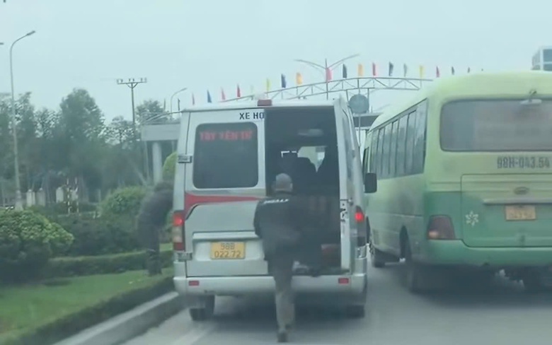 CSGT Bắc Giang vào cuộc vụ xe khách chèn ép, dừng đỗ đón khách giữa lòng đường- Ảnh 2. CSGT Bắc Giang vào cuộc vụ xe khách chèn ép, dừng đỗ đón khách giữa lòng đường- Ảnh 2.