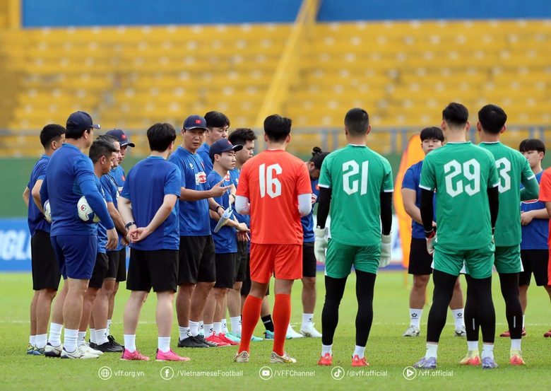 HLV Kim Sang-sik phát biểu bất ngờ trước trận gặp Campuchia- Ảnh 1. HLV Kim Sang-sik phát biểu bất ngờ trước trận gặp Campuchia- Ảnh 1.