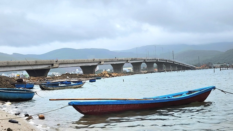 Cận cảnh cầu 265 tỷ bắc qua cửa biển Sa Huỳnh sắp ho&agrave;n th&agrave;nh- Ảnh 1.