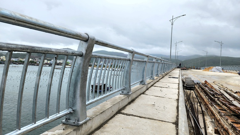 Cận cảnh cầu 265 tỷ bắc qua cửa biển Sa Huỳnh sắp ho&agrave;n th&agrave;nh- Ảnh 3.