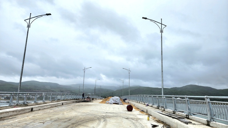 Cận cảnh cầu 265 tỷ bắc qua cửa biển Sa Huỳnh sắp ho&agrave;n th&agrave;nh- Ảnh 5.