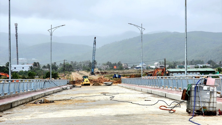 Cận cảnh cầu 265 tỷ bắc qua cửa biển Sa Huỳnh sắp ho&agrave;n th&agrave;nh- Ảnh 6.
