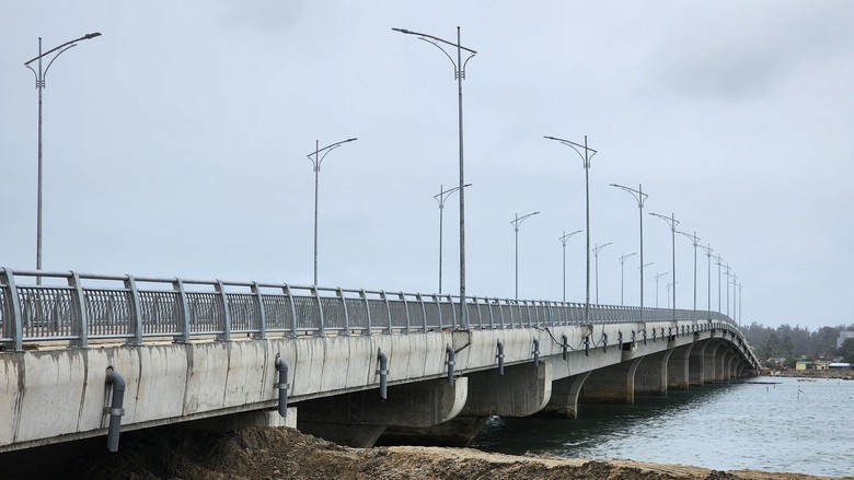 Cận cảnh cầu 265 tỷ bắc qua cửa biển Sa Huỳnh sắp ho&agrave;n th&agrave;nh- Ảnh 2.