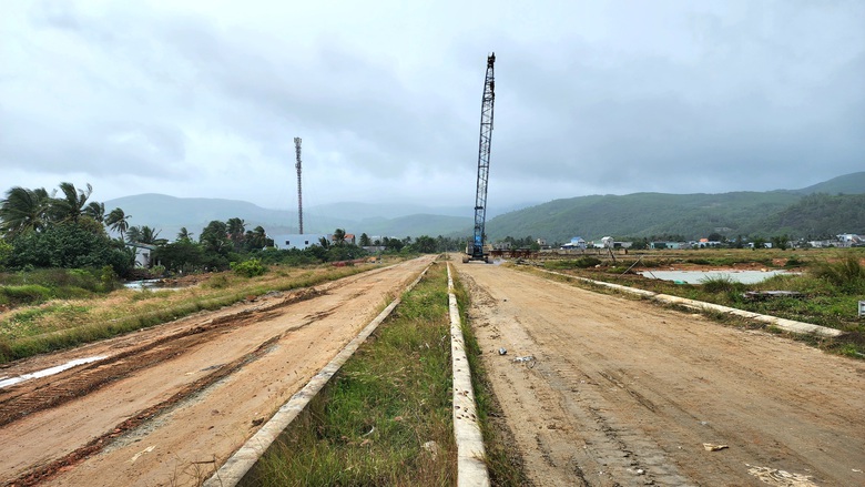 Cận cảnh cầu 265 tỷ bắc qua cửa biển Sa Huỳnh sắp ho&agrave;n th&agrave;nh- Ảnh 11.