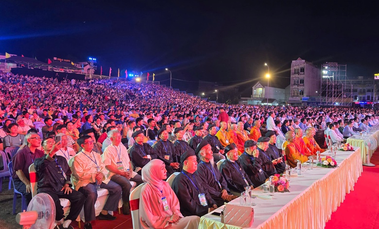 H&igrave;nh ảnh Lễ hội V&iacute;a B&agrave; Ch&uacute;a Xứ n&uacute;i Sam nhận bằng UNESCO- Ảnh 6.