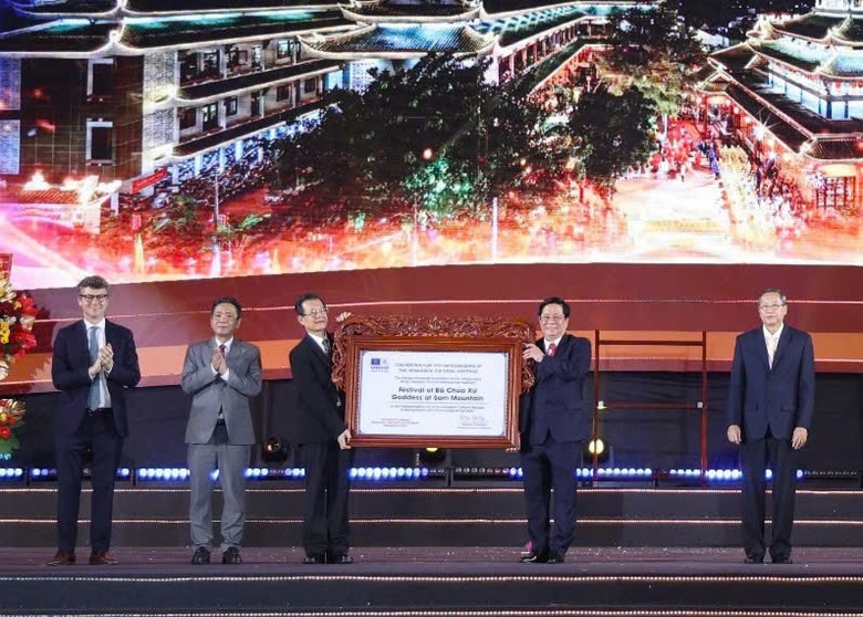 H&igrave;nh ảnh Lễ hội V&iacute;a B&agrave; Ch&uacute;a Xứ n&uacute;i Sam nhận bằng UNESCO- Ảnh 3.