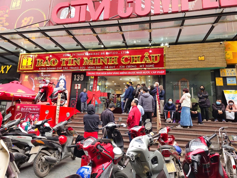 Gi&aacute; v&agrave;ng x&ocirc; đổ mọi kỷ lục, tăng đến bao giờ?- Ảnh 1.