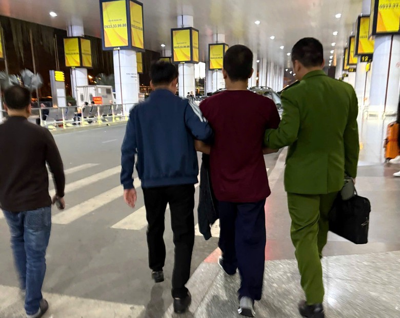 Đối tượng truy n&atilde; quốc tế bị bắt khi vừa xuống s&acirc;n bay Nội B&agrave;i- Ảnh 1.