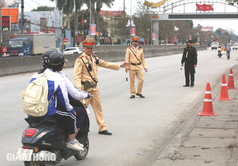 Xử l&yacute; h&agrave;ng trăm học sinh vi phạm giao th&ocirc;ng tr&ecirc;n quốc lộ 1- Ảnh 2.