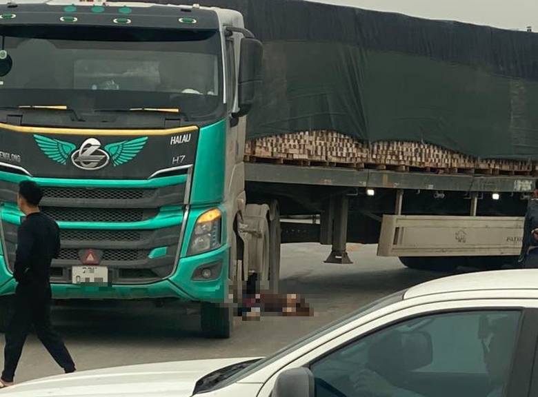 Bị xe đầu kéo chở gạch cán, một người phụ nữ tử vong- Ảnh 1. Bị xe đầu kéo chở gạch cán, một người phụ nữ tử vong- Ảnh 1.