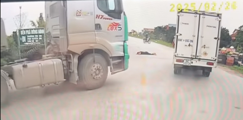 Bị xe đầu kéo chở gạch cán, một người phụ nữ tử vong- Ảnh 2. Bị xe đầu kéo chở gạch cán, một người phụ nữ tử vong- Ảnh 2.