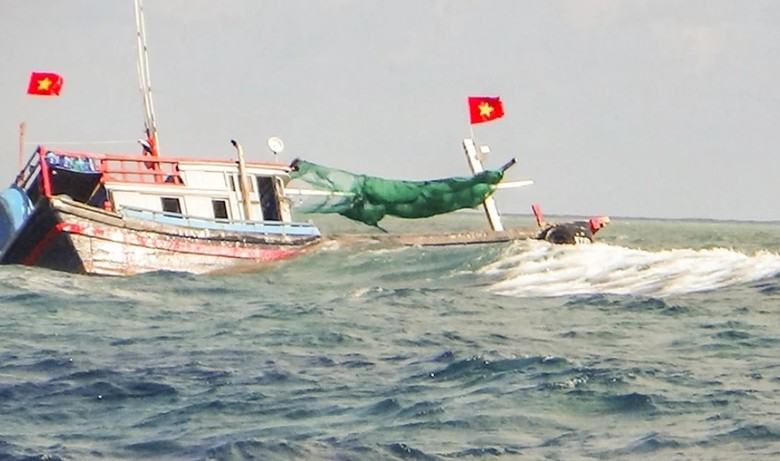 Ch&igrave;m t&agrave;u c&aacute;, 4 ngư d&acirc;n Nghệ An mất t&iacute;ch tr&ecirc;n biển- Ảnh 1.