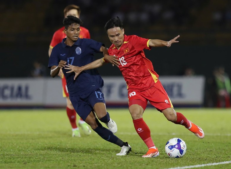 HLV Kim Sang-sik l&yacute; giải động th&aacute;i bất ngờ ở trận thắng Campuchia- Ảnh 1.