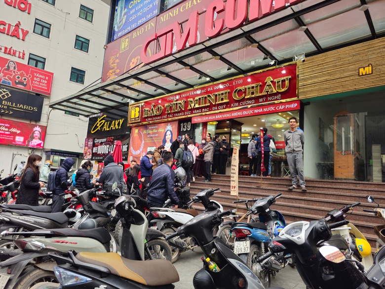 Gi&aacute; v&agrave;ng lập đỉnh mới, người d&acirc;n xếp h&agrave;ng từ sớm chờ giao dịch- Ảnh 1.