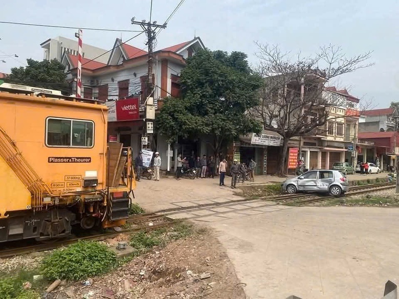 Vụ tàu hỏa hất ô tô tại Bắc Giang: Chưa xác định được nguyên nhân gác chắn tự nâng- Ảnh 1. Vụ tàu hỏa hất ô tô tại Bắc Giang: Chưa xác định được nguyên nhân gác chắn tự nâng- Ảnh 1.