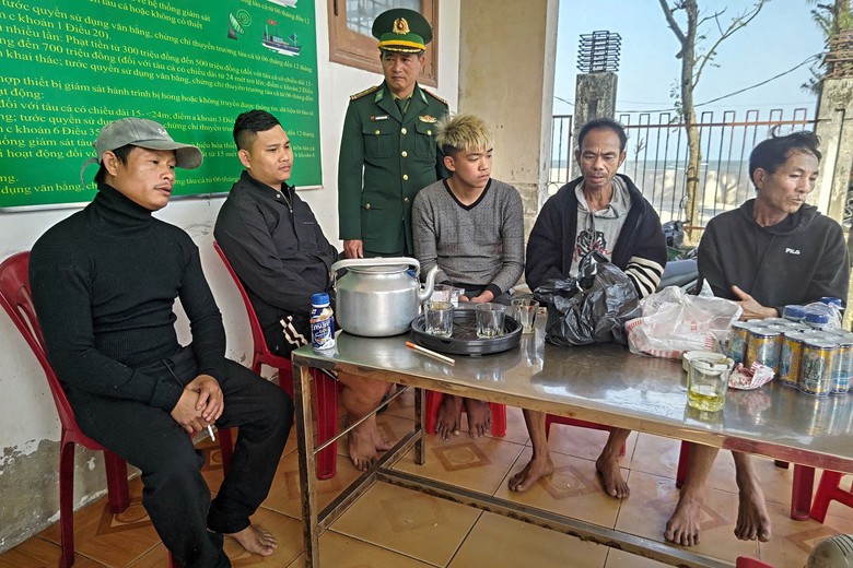 Ch&igrave;m t&agrave;u c&aacute; tr&ecirc;n biển, 1 thuyền vi&ecirc;n mất t&iacute;ch- Ảnh 1.